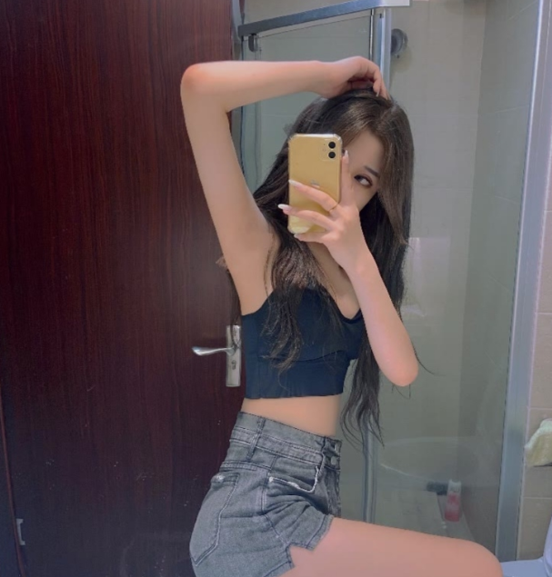 SaoB粉嫩穴张开腿